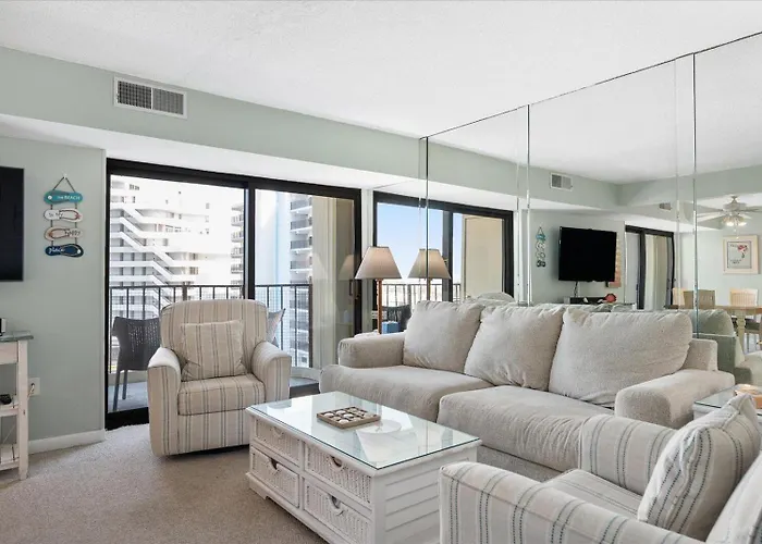 2 Bedroom With Beautiful Ocean View & Outdoor Pool! *