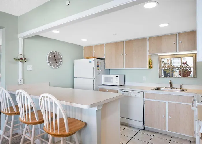 2 Bedroom With Beautiful Ocean View & Outdoor Pool!