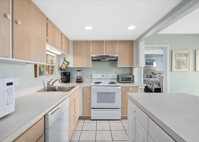 2 Bedroom With Beautiful Ocean View & Outdoor Pool! *