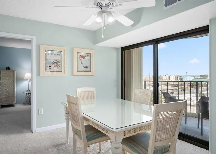 2 Bedroom With Beautiful Ocean View & Outdoor Pool! *