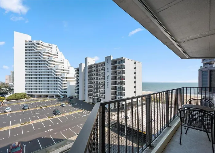 2 Bedroom With Beautiful Ocean View & Outdoor Pool!
